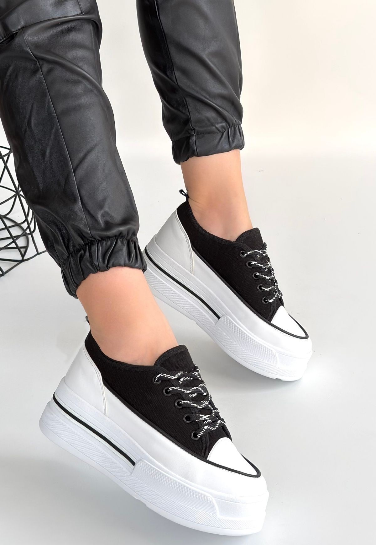 Dalen Siyah Keten Bağcıklı Spor Ayakkabı - Lisinya