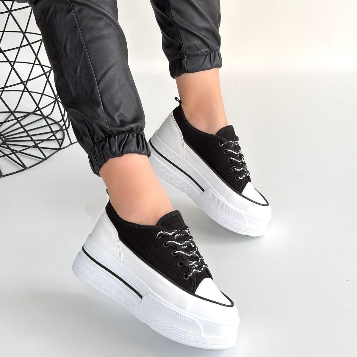 Dalen Siyah Keten Bağcıklı Spor Ayakkabı - Lisinya