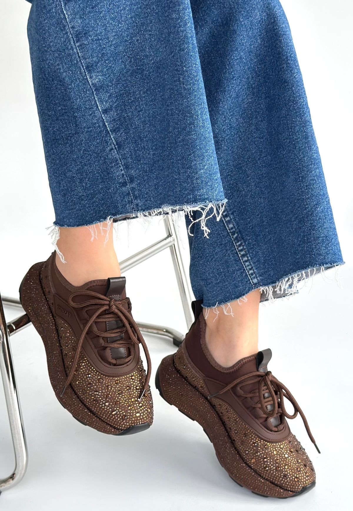 Rimay Kahverengi Cilt Boncuk İşlemeli Spor Ayakkabı - Lisinya Rimay Kahverengi Cilt Boncuk İşlemeli Spor Ayakkabı - Lisinya