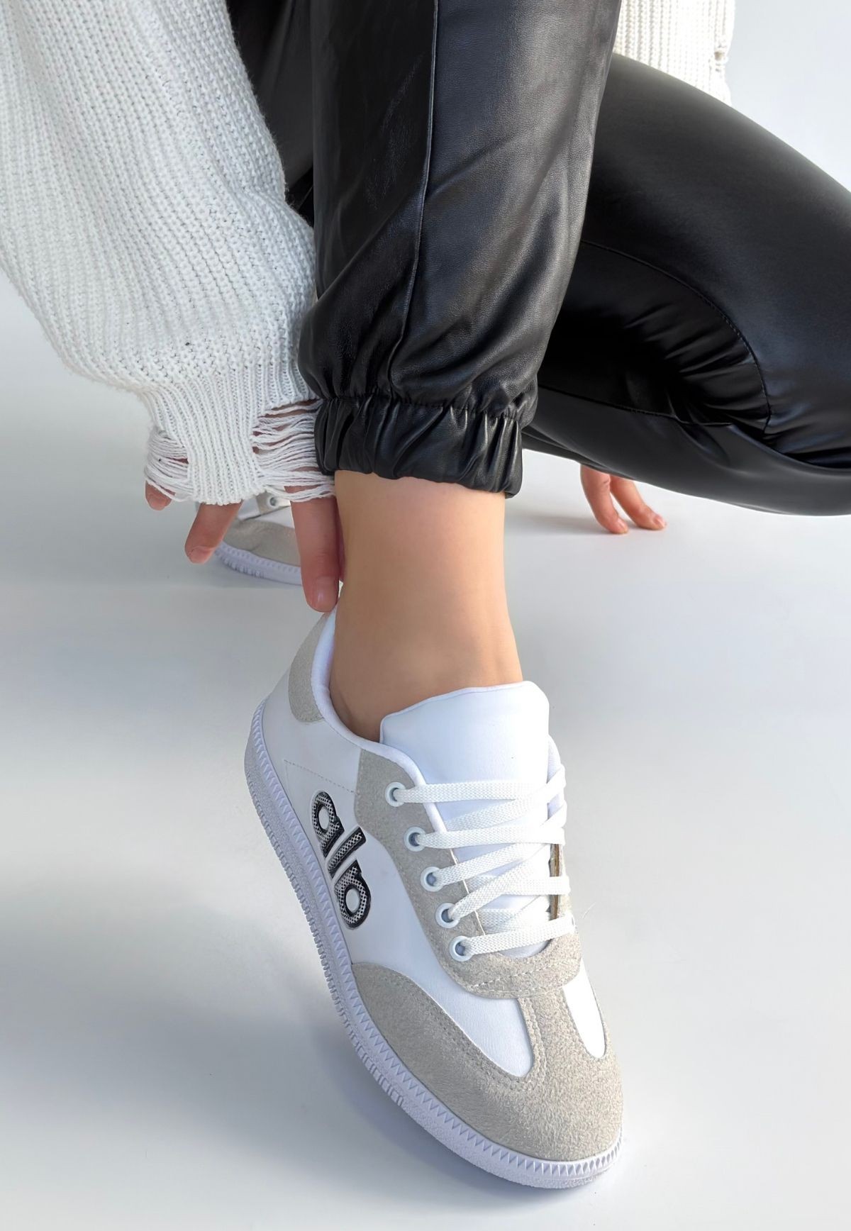 Lendo Beyaz Cilt Bağcıklı Spor Ayakkabı - Lisinya Lendo Beyaz Cilt Bağcıklı Spor Ayakkabı - Lisinya