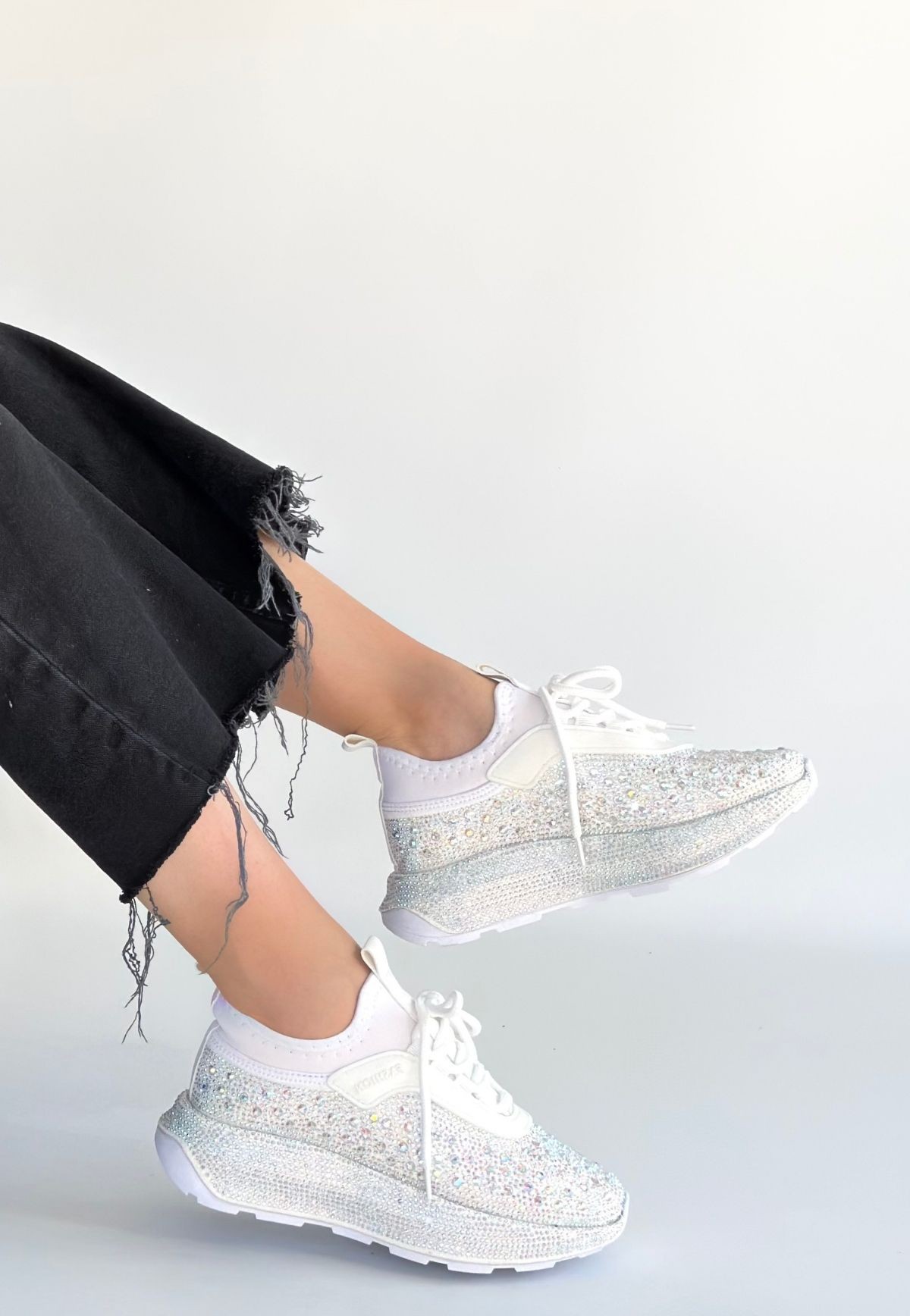 Rimay Beyaz Cilt Boncuk İşlemeli Spor Ayakkabı - Lisinya