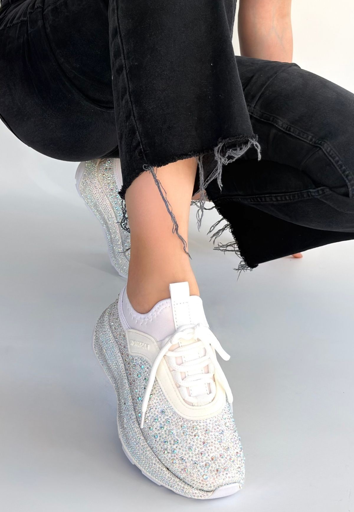 Rimay Beyaz Cilt Boncuk İşlemeli Spor Ayakkabı - Lisinya Rimay Beyaz Cilt Boncuk İşlemeli Spor Ayakkabı - Lisinya