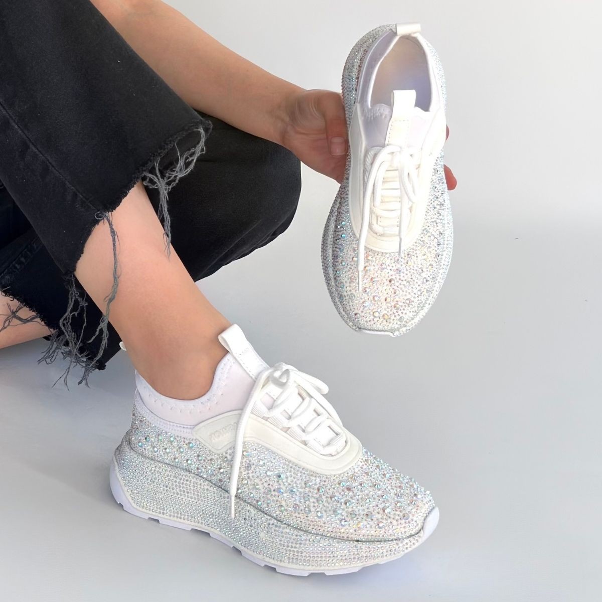 Rimay Beyaz Cilt Boncuk İşlemeli Spor Ayakkabı - Lisinya