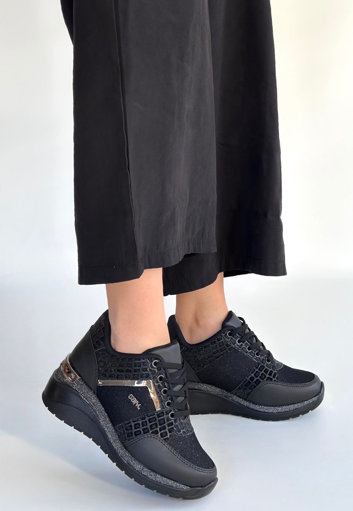 Geja Siyah Cilt Bağcıklı Spor Ayakkabı - Lisinya Geja Siyah Cilt Bağcıklı Spor Ayakkabı - Lisinya