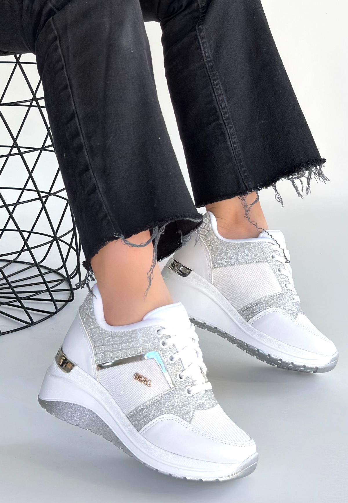 Geja Beyaz Cilt Bağcıklı Spor Ayakkabı - Lisinya Geja Beyaz Cilt Bağcıklı Spor Ayakkabı - Lisinya