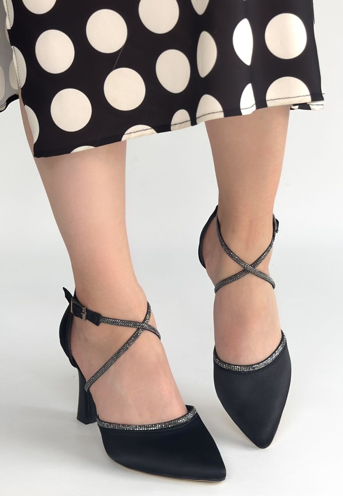 Kanji Siyah Saten Topuklu Ayakkabı - Lisinya Kanji Siyah Saten Topuklu Ayakkabı - Lisinya