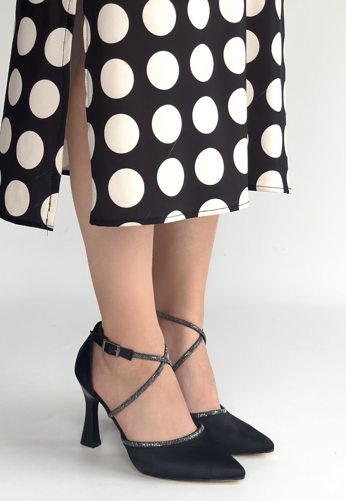 Kanji Siyah Saten Topuklu Ayakkabı - Lisinya Kanji Siyah Saten Topuklu Ayakkabı - Lisinya