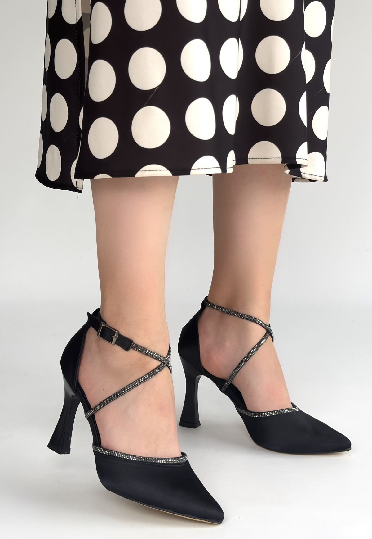 Kanji Siyah Saten Topuklu Ayakkabı - Lisinya Kanji Siyah Saten Topuklu Ayakkabı - Lisinya