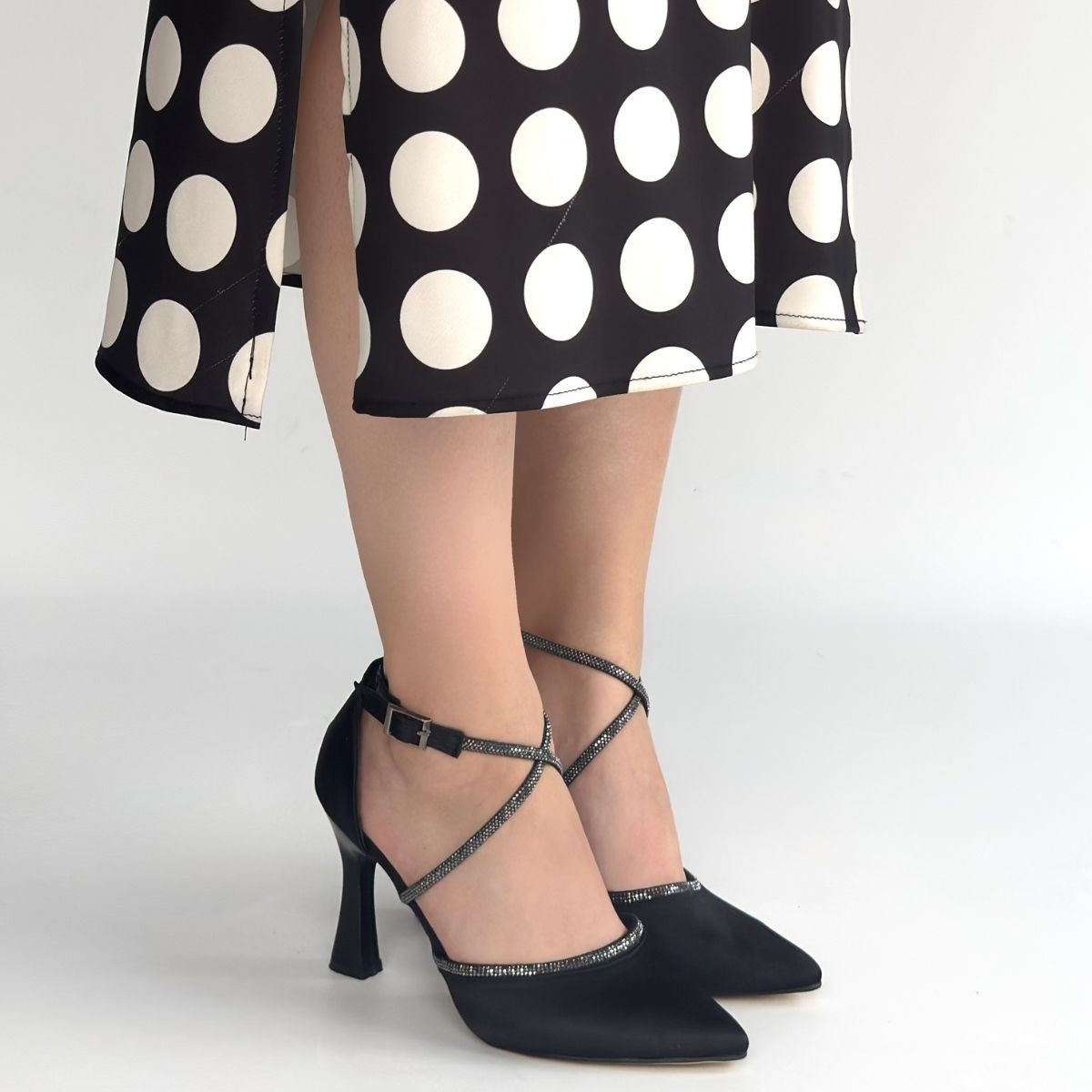 Kanji Siyah Saten Topuklu Ayakkabı - Lisinya Kanji Siyah Saten Topuklu Ayakkabı - Lisinya