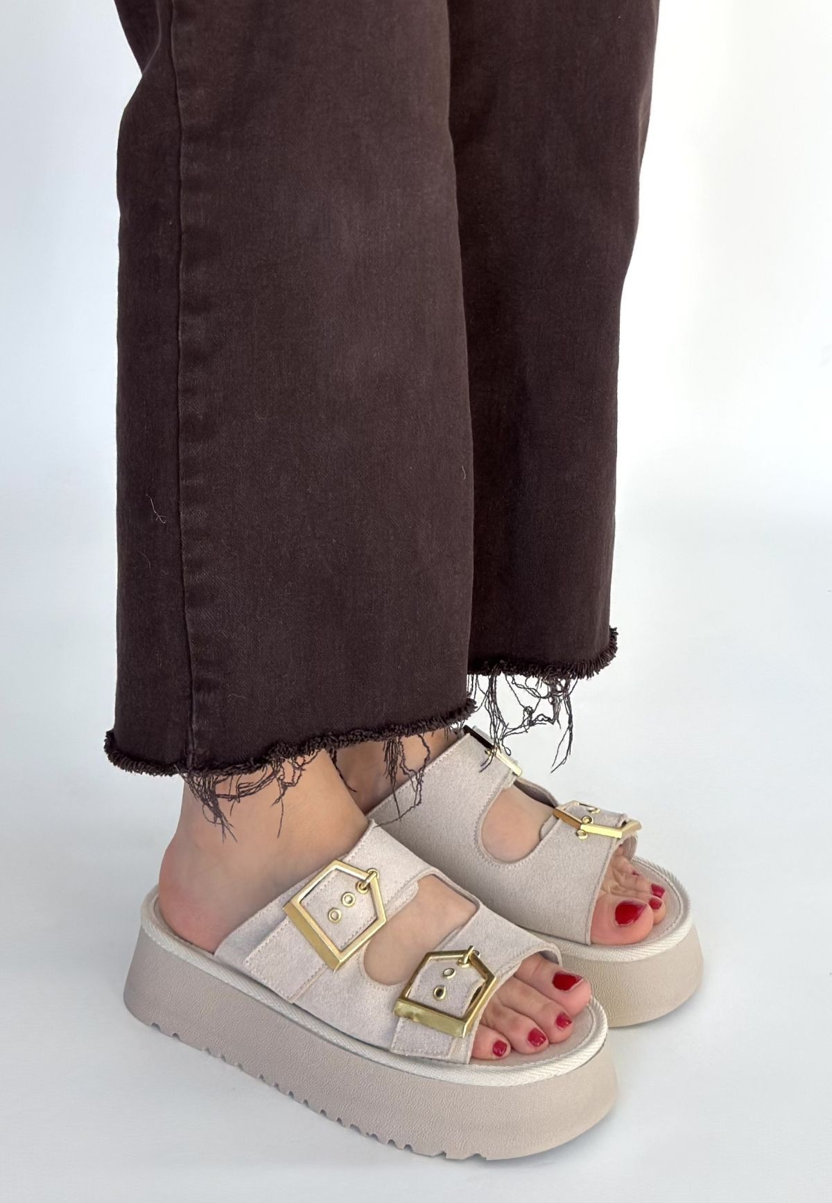 Coer Bej Süet Çift Tokalı Terlik - Lisinya