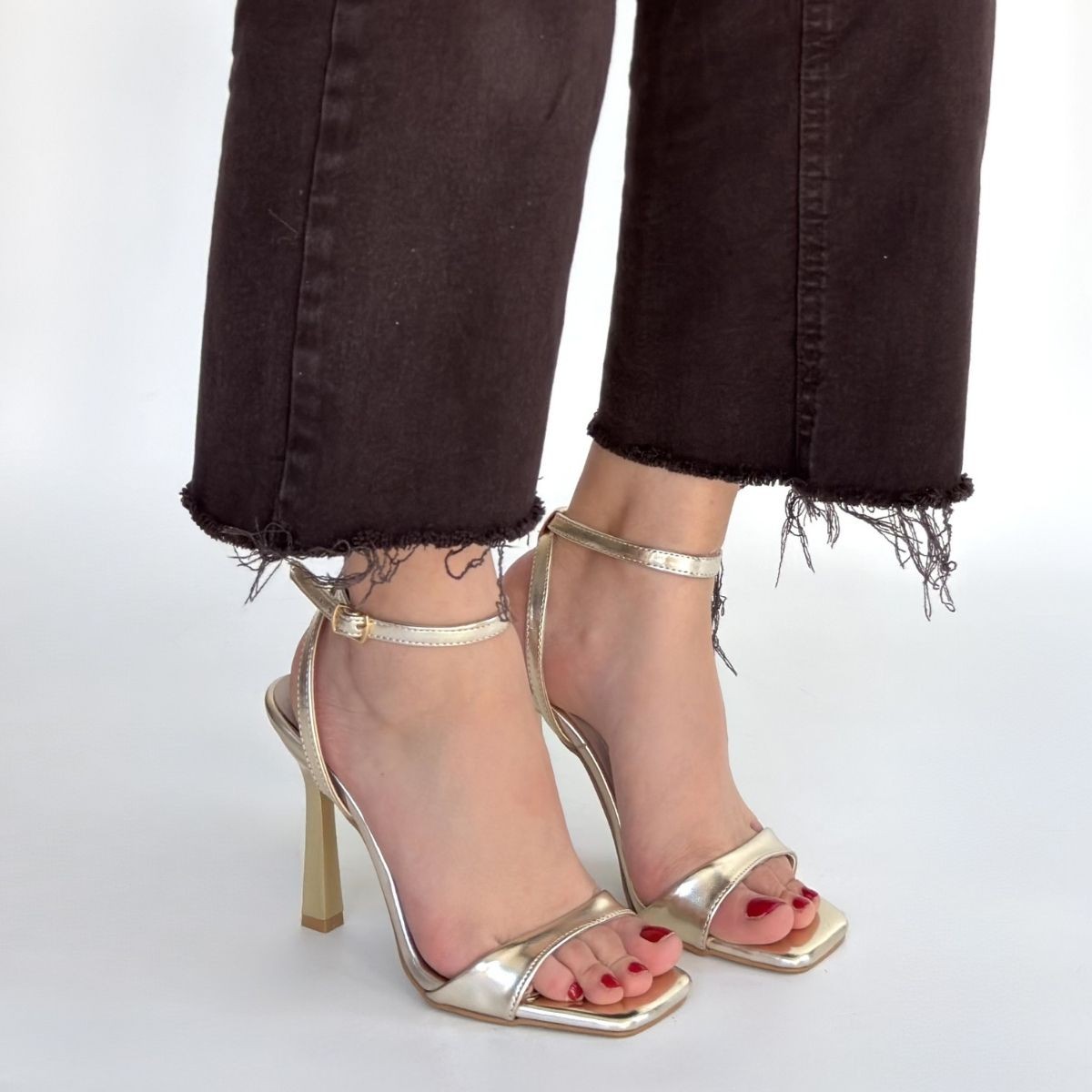 Jowin Gold Rugan Topuklu Bilekten Kemerli Ayakkabı - Lisinya Jowin Gold Rugan Topuklu Bilekten Kemerli Ayakkabı - Lisinya