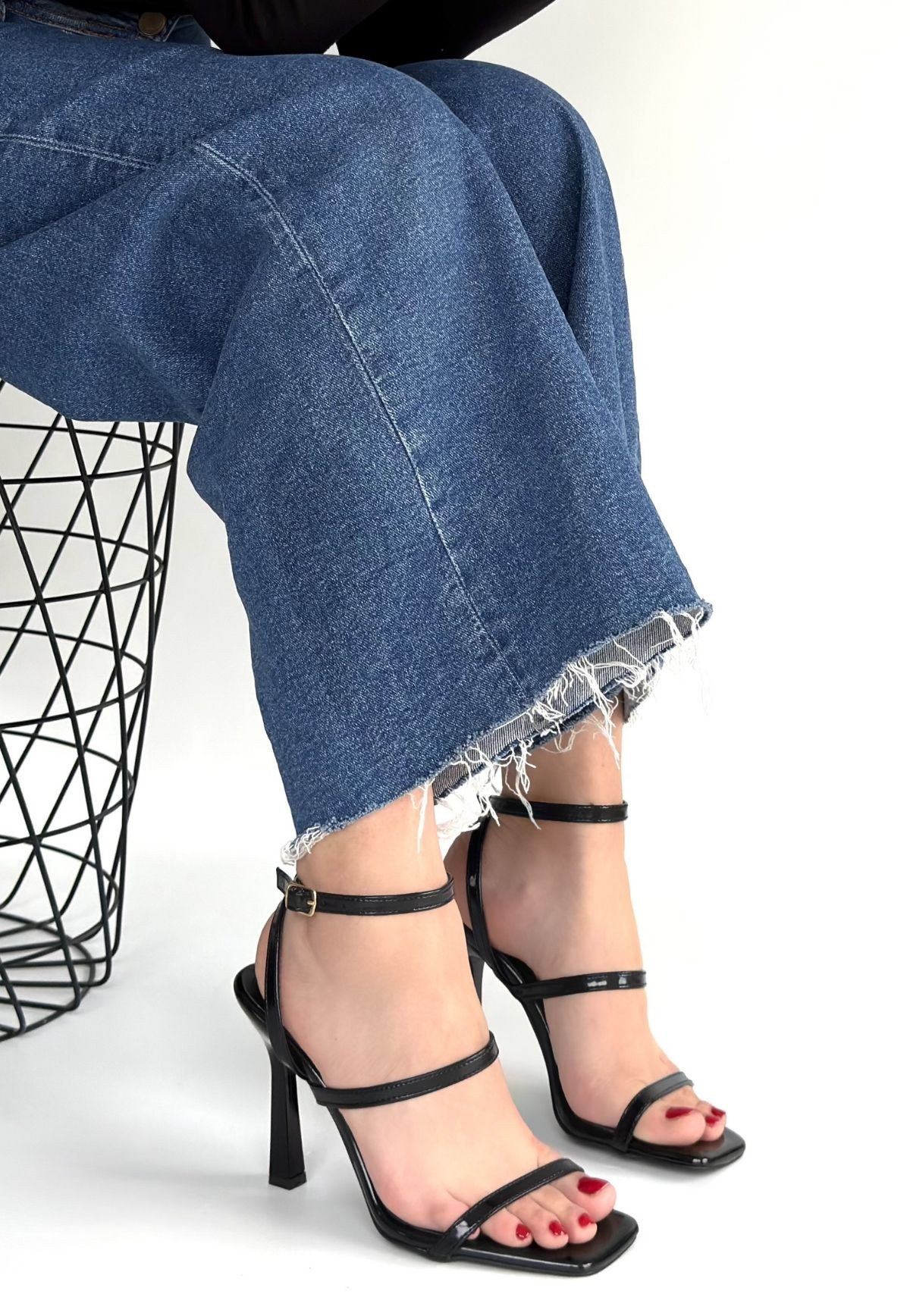 Umira Siyah Rugan Topuklu Bilekten Kemerli Ayakkabı - Lisinya