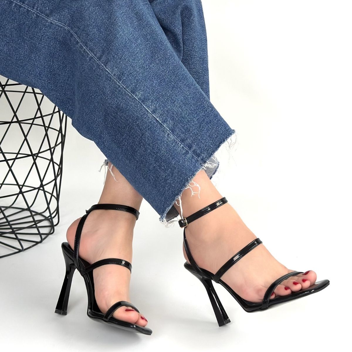 Umira Siyah Rugan Topuklu Bilekten Kemerli Ayakkabı - Lisinya