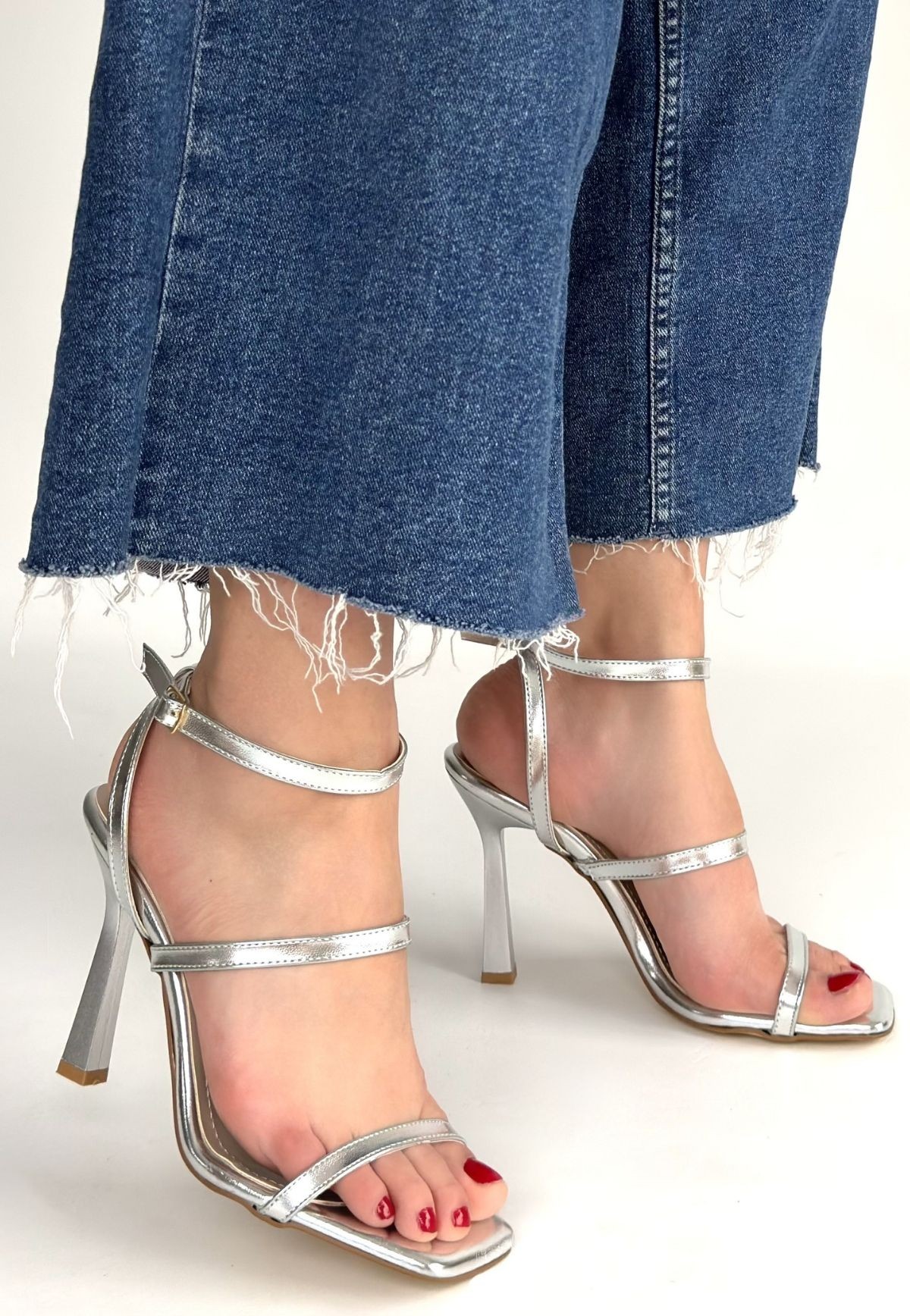 Umira Gümüş Rugan Topuklu Bilekten Kemerli Ayakkabı - Lisinya