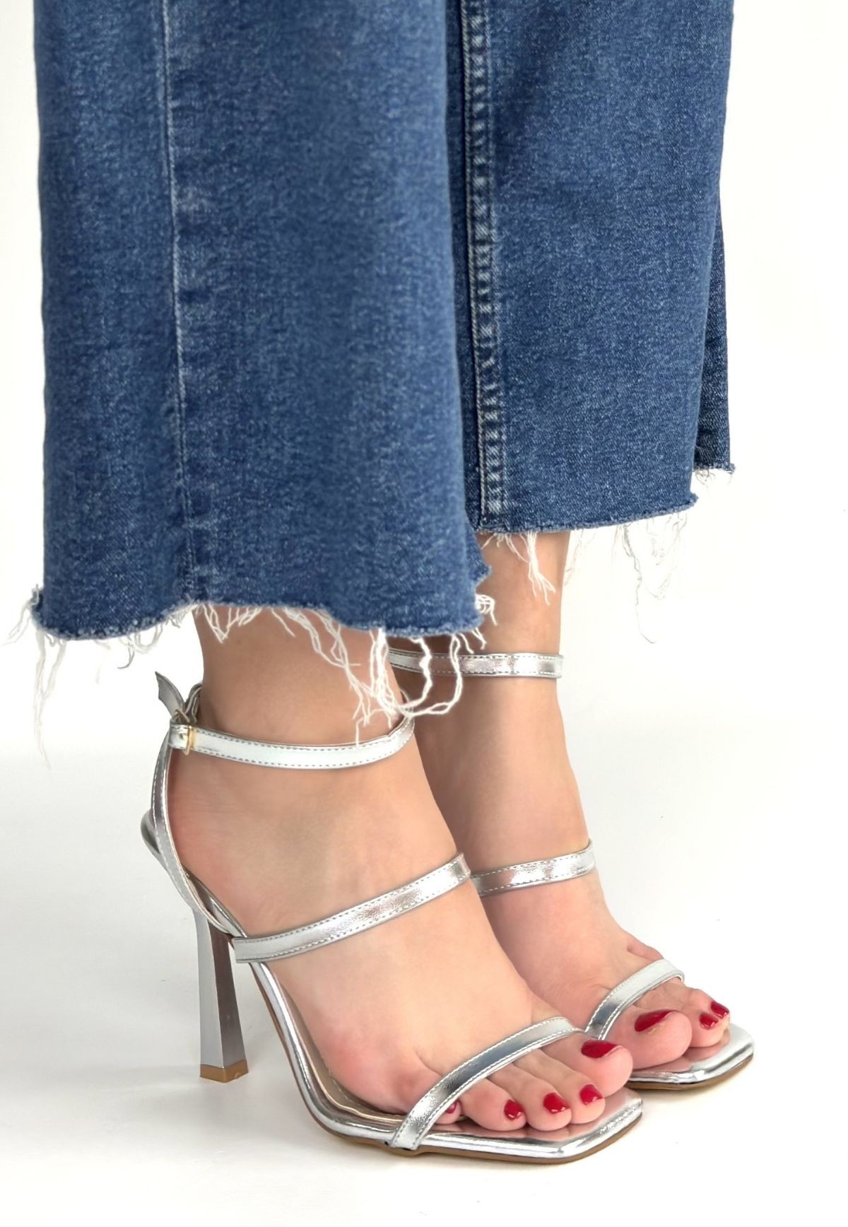 Umira Gümüş Rugan Topuklu Bilekten Kemerli Ayakkabı - Lisinya