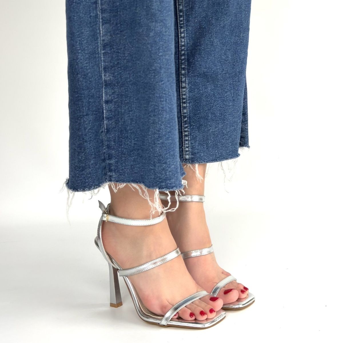 Umira Gümüş Rugan Topuklu Bilekten Kemerli Ayakkabı - Lisinya