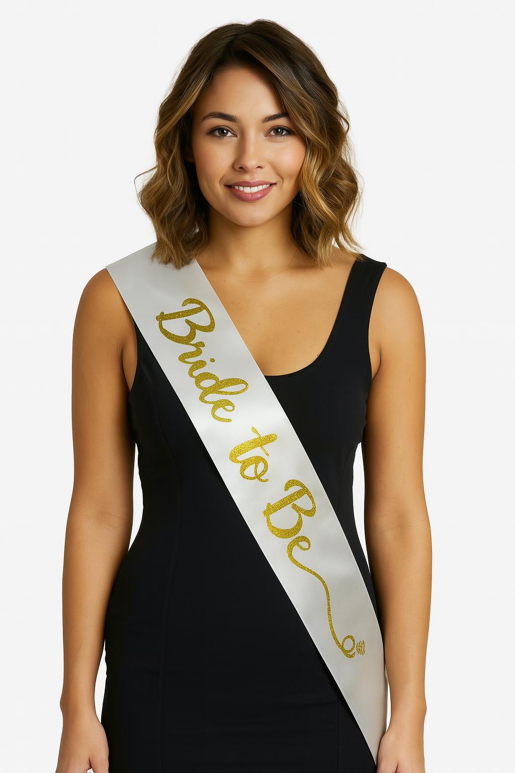 Beyaz Saten Üzerine El Yazısı İtalik Altın Bride To Be Kuşağı Beyaz Saten Üzerine El Yazısı İtalik Altın Bride To Be Kuşağı