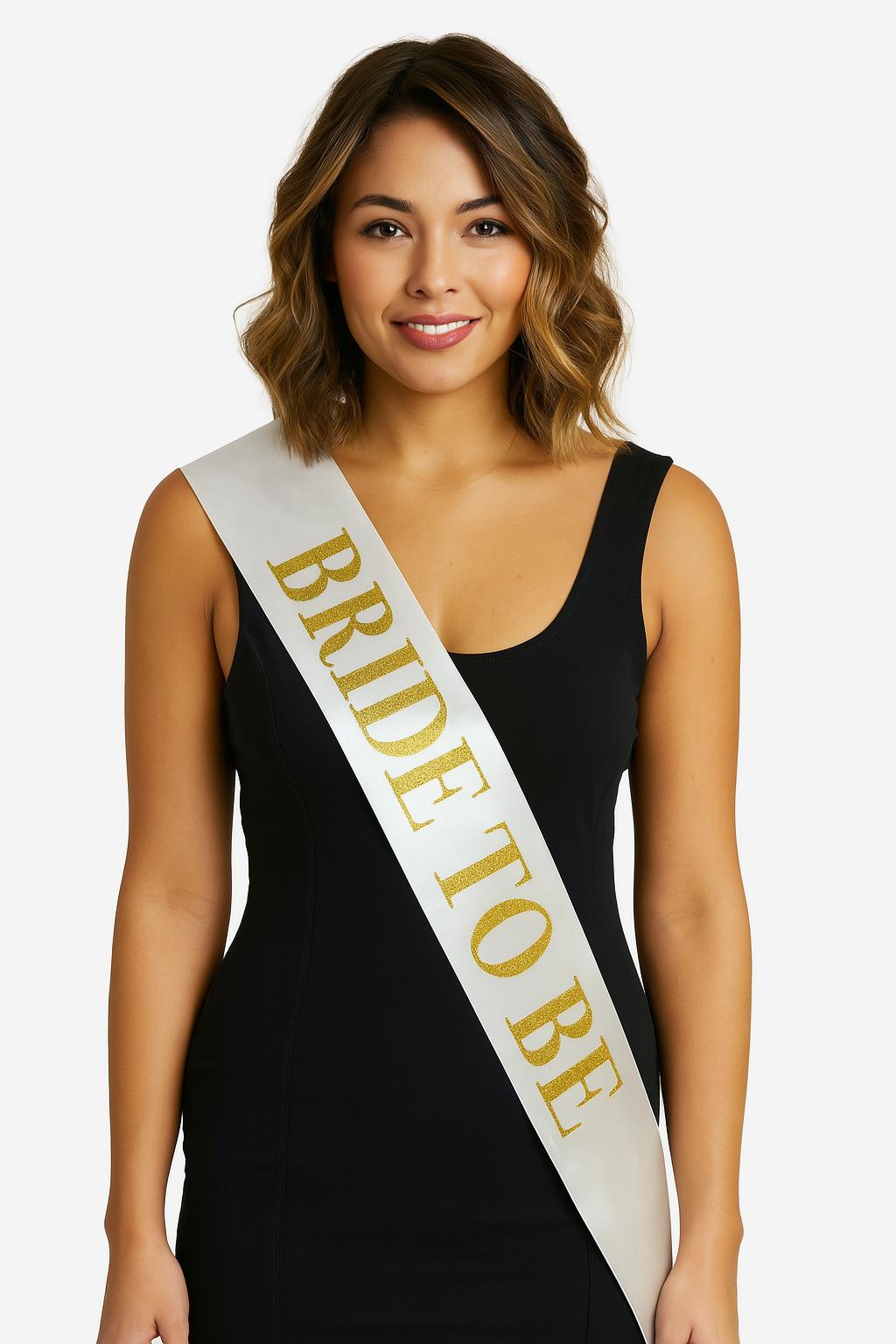 Beyaz Saten Üzerine Kalın Altın Yazılı Bride To Be Kuşağı Beyaz Saten Üzerine Kalın Altın Yazılı Bride To Be Kuşağı