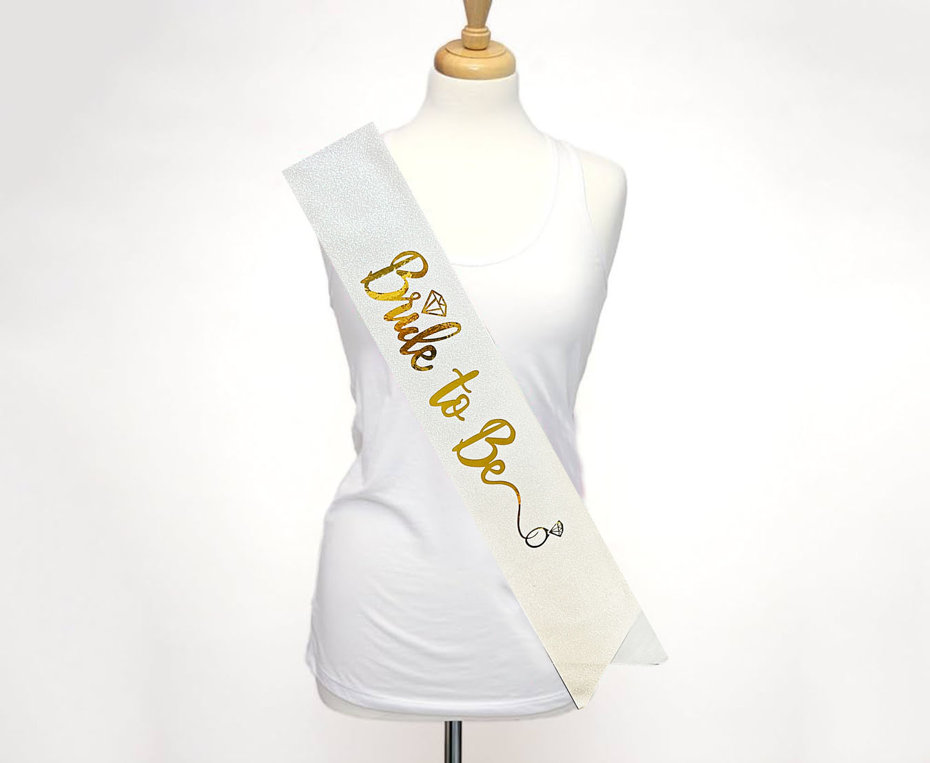 Beyaz Üzeri Altın İtalik Alyanslı Bride To Be Yazılı Simli Işıltılı Kuşak Kemer 10 cm Genişlik Beyaz Üzeri Altın İtalik Alyanslı Bride To Be Yazılı Simli Işıltılı Kuşak Kemer 10 cm Genişlik (Lisinya)