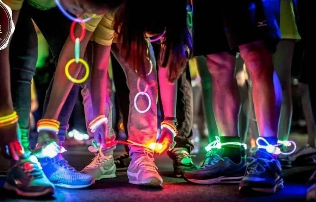 Karanlıkta Yanan Parlayan Fosforlu Glow  Çubuk Bileklik 50 Adet (Lisinya)