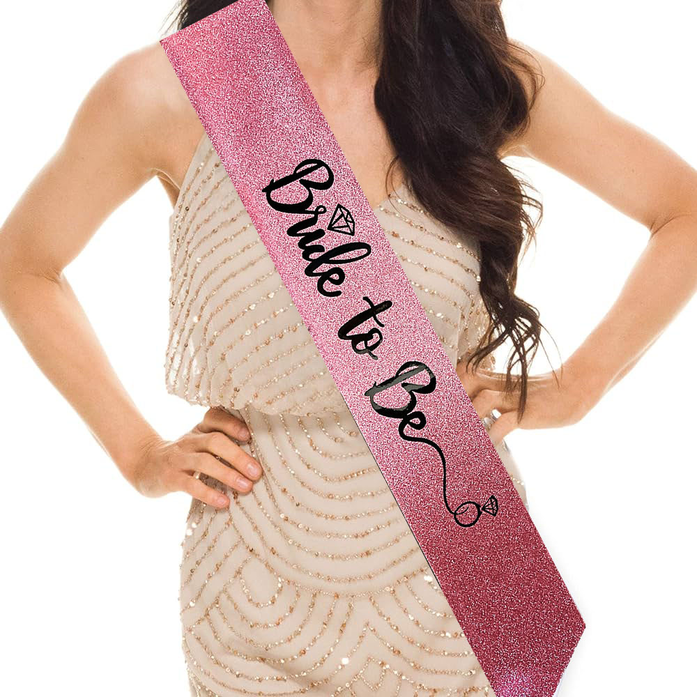 Pembe Üzeri Siyah İtalik Alyanslı Bride To Be Yazılı Simli Işıltılı Kuşak Kemer 10 cm Genişlik Pembe Üzeri Siyah İtalik Alyanslı Bride To Be Yazılı Simli Işıltılı Kuşak Kemer 10 cm Genişlik (Lisinya)