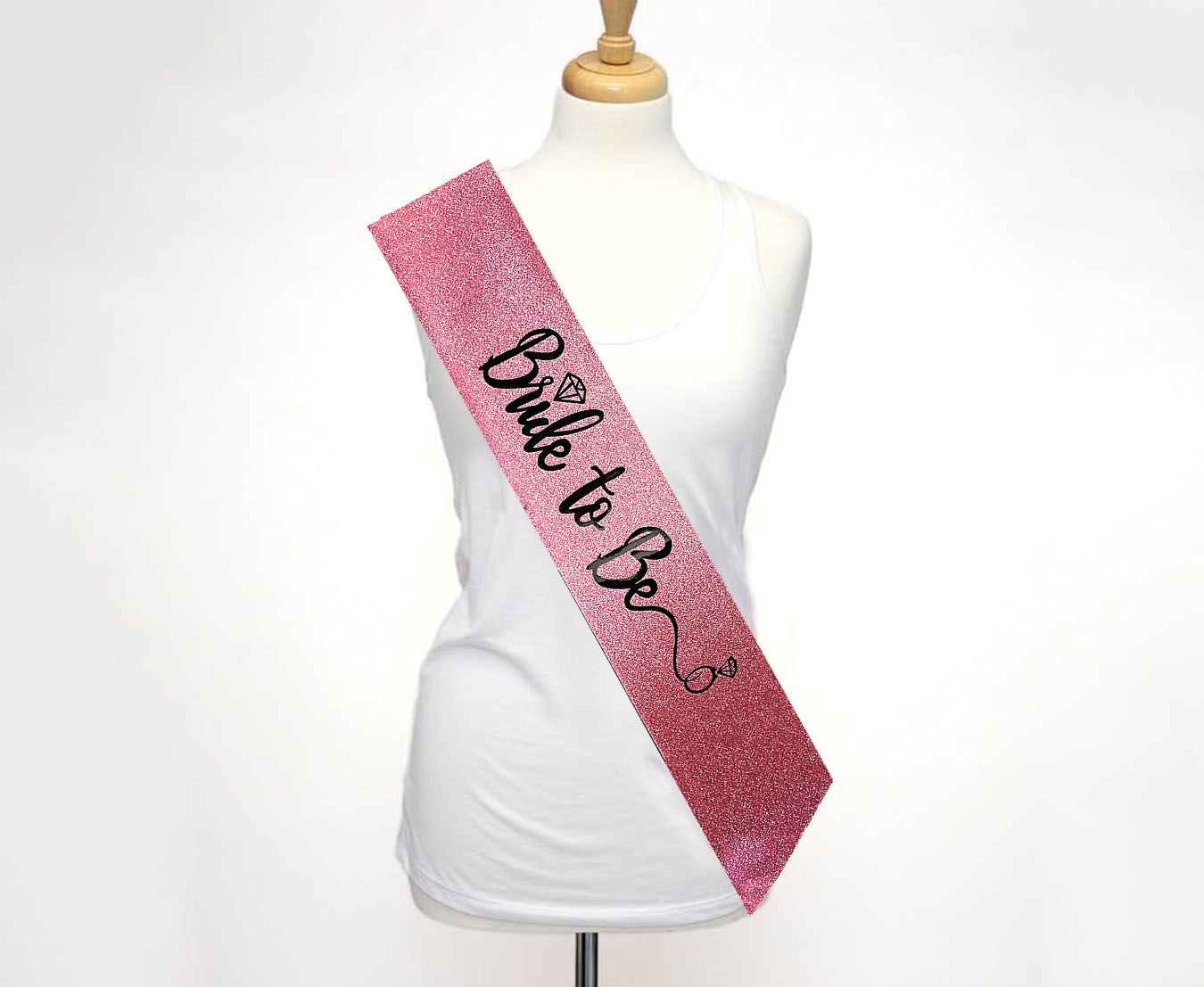 Pembe Üzeri Siyah İtalik Alyanslı Bride To Be Yazılı Simli Işıltılı Kuşak Kemer 10 cm Genişlik Pembe Üzeri Siyah İtalik Alyanslı Bride To Be Yazılı Simli Işıltılı Kuşak Kemer 10 cm Genişlik (Lisinya)