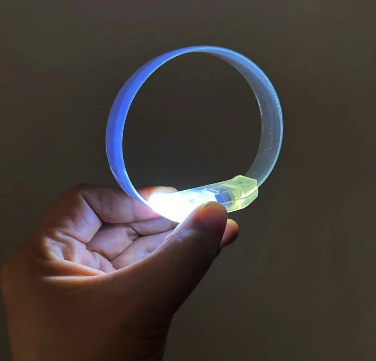 3 Modlu Pilli Led Işıklı Esnek Parti Bilekliği Beyaz ( Lisinya ) 3 Modlu Pilli Led Işıklı Esnek Parti Bilekliği Beyaz ( Lisinya )