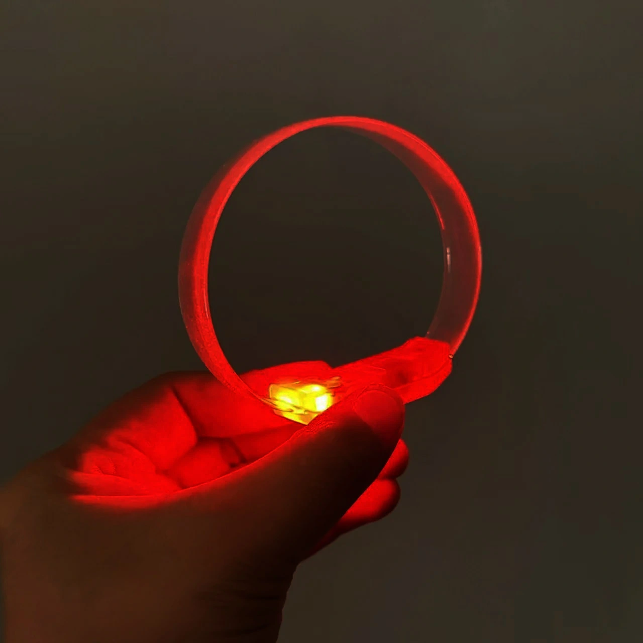 3 Modlu Pilli Led Işıklı Esnek Parti Bilekliği Kırmızı ( Lisinya ) 3 Modlu Pilli Led Işıklı Esnek Parti Bilekliği Kırmızı ( Lisinya )