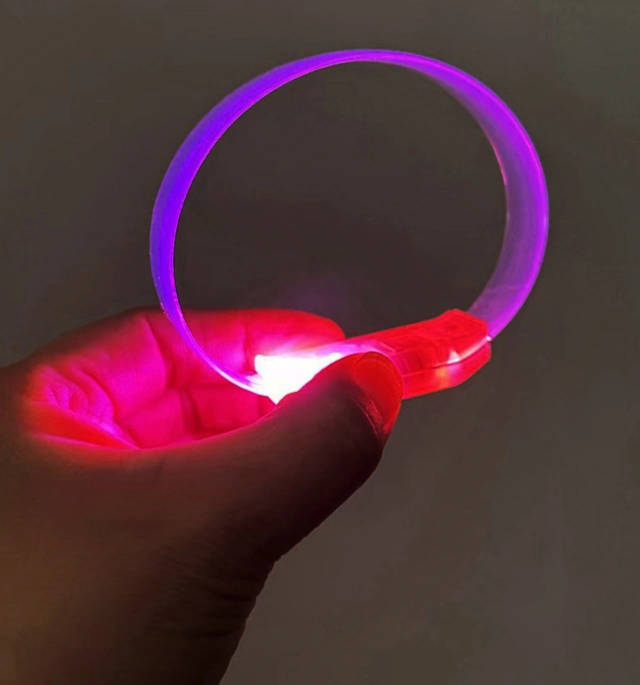 3 Modlu Pilli Led Işıklı Esnek Parti Bilekliği Pembe ( Lisinya ) 3 Modlu Pilli Led Işıklı Esnek Parti Bilekliği Pembe ( Lisinya )