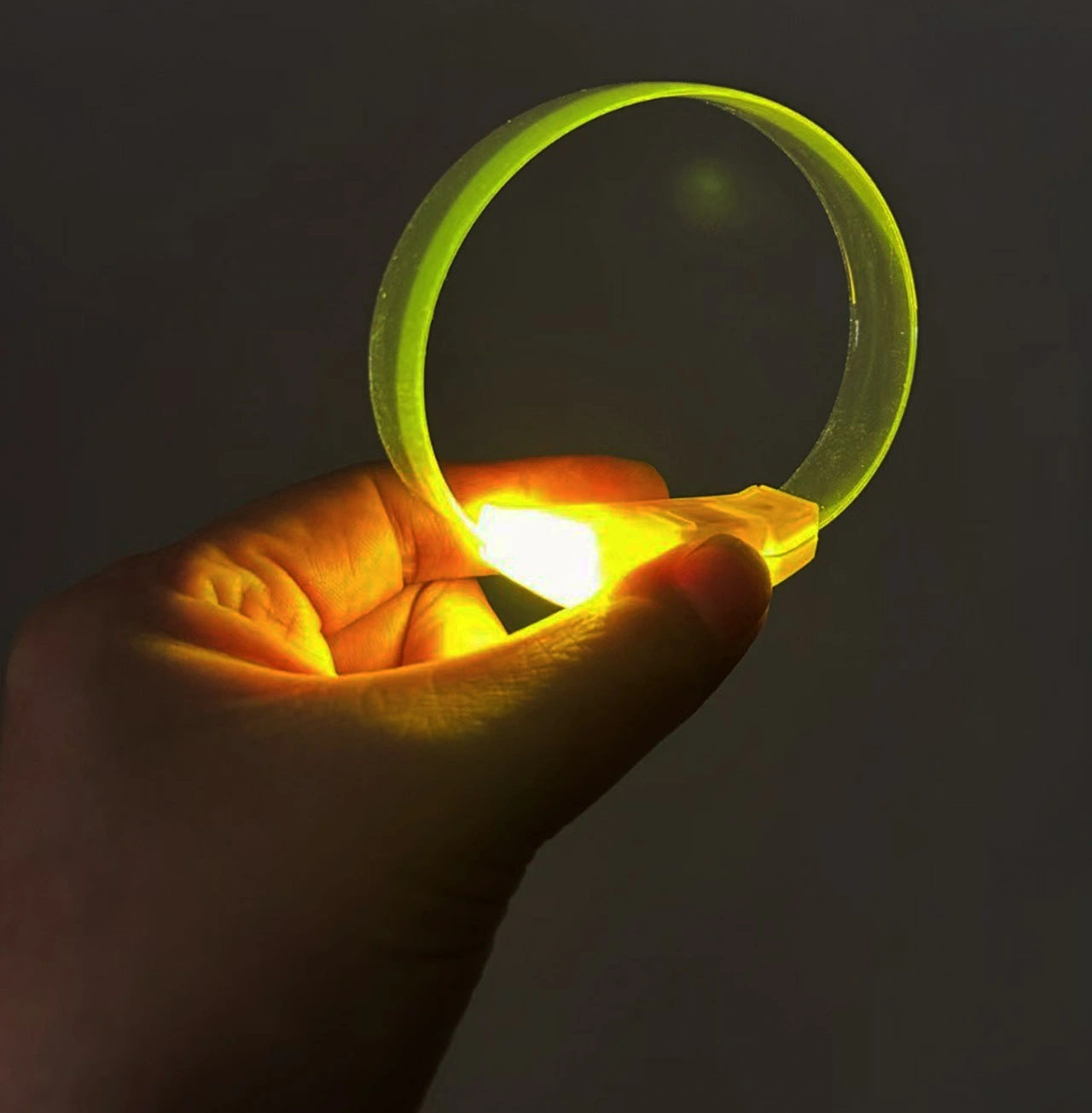 3 Modlu Pilli Led Işıklı Esnek Parti Bilekliği Sarı ( Lisinya ) 3 Modlu Pilli Led Işıklı Esnek Parti Bilekliği Sarı ( Lisinya )