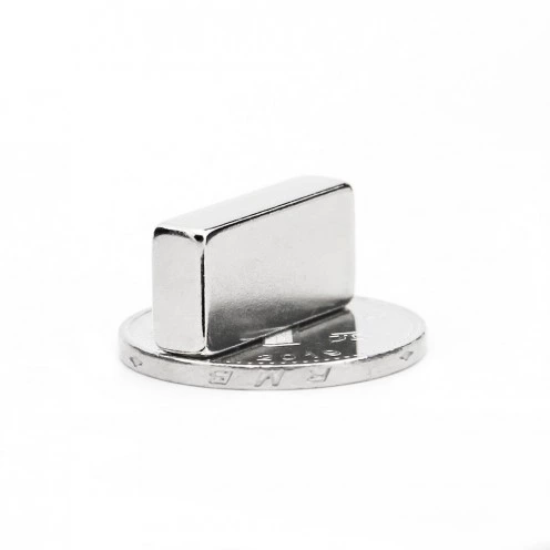 50 Adet 20x10x5 Mm Neodyum Magnet N35 Güçlü Mıknatıs Köşeli Ve Dayanıklı Nikel Kaplama ( Lisinya ) 50 Adet 20x10x5 Mm Neodyum Magnet N35 Güçlü Mıknatıs Köşeli Ve Dayanıklı Nikel Kaplama ( Lisinya )
