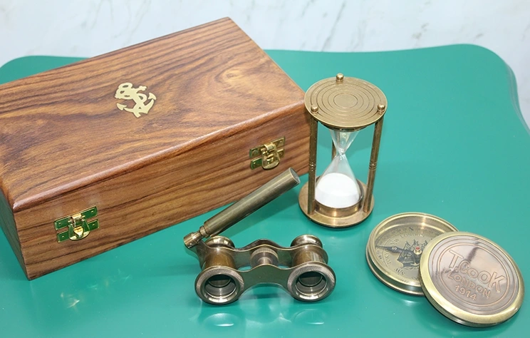 Ahşap Kutulu Pirinç Pusula, Kum Saati, Dürbün Seti ( Lisinya ) Ahşap Kutulu Pirinç Pusula, Kum Saati, Dürbün Seti ( Lisinya )