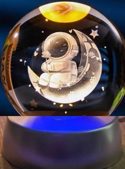 Ay Üstünde Astronot Tasarımlı Plastik Altlıklı Işıklı Cam Küre ( Lisinya ) Ay Üstünde Astronot Tasarımlı Plastik Altlıklı Işıklı Cam Küre ( Lisinya )