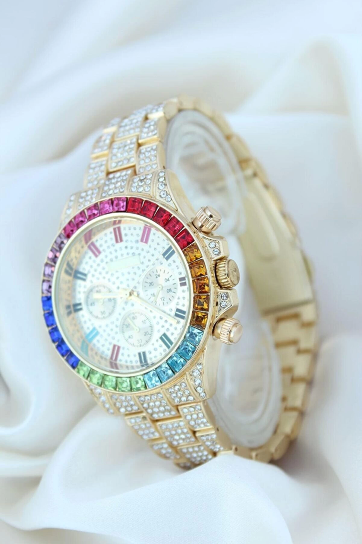 Clariss Trend Gold Metal Kordonlu Zirkon Taş Kaplama Renkli Taşlı Kasa Tasarımlı Lüx Kadın Kol Saati ( Lisinya ) Clariss Trend Gold Metal Kordonlu Zirkon Taş Kaplama Renkli Taşlı Kasa Tasarımlı Lüx Kadın Kol Saati ( Lisinya )