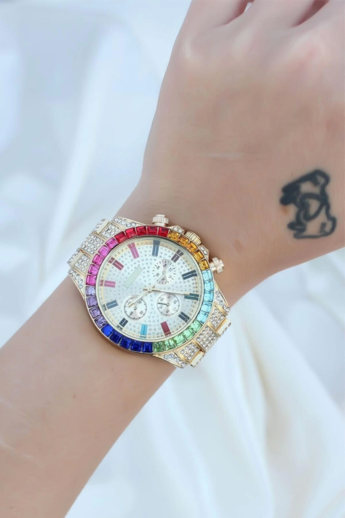 Clariss Trend Gold Metal Kordonlu Zirkon Taş Kaplama Renkli Taşlı Kasa Tasarımlı Lüx Kadın Kol Saati ( Lisinya ) Clariss Trend Gold Metal Kordonlu Zirkon Taş Kaplama Renkli Taşlı Kasa Tasarımlı Lüx Kadın Kol Saati ( Lisinya )