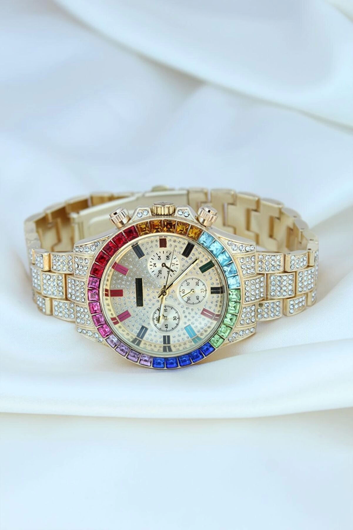 Clariss Trend Gold Metal Kordonlu Zirkon Taş Kaplama Renkli Taşlı Kasa Tasarımlı Lüx Kadın Kol Saati ( Lisinya ) Clariss Trend Gold Metal Kordonlu Zirkon Taş Kaplama Renkli Taşlı Kasa Tasarımlı Lüx Kadın Kol Saati ( Lisinya )