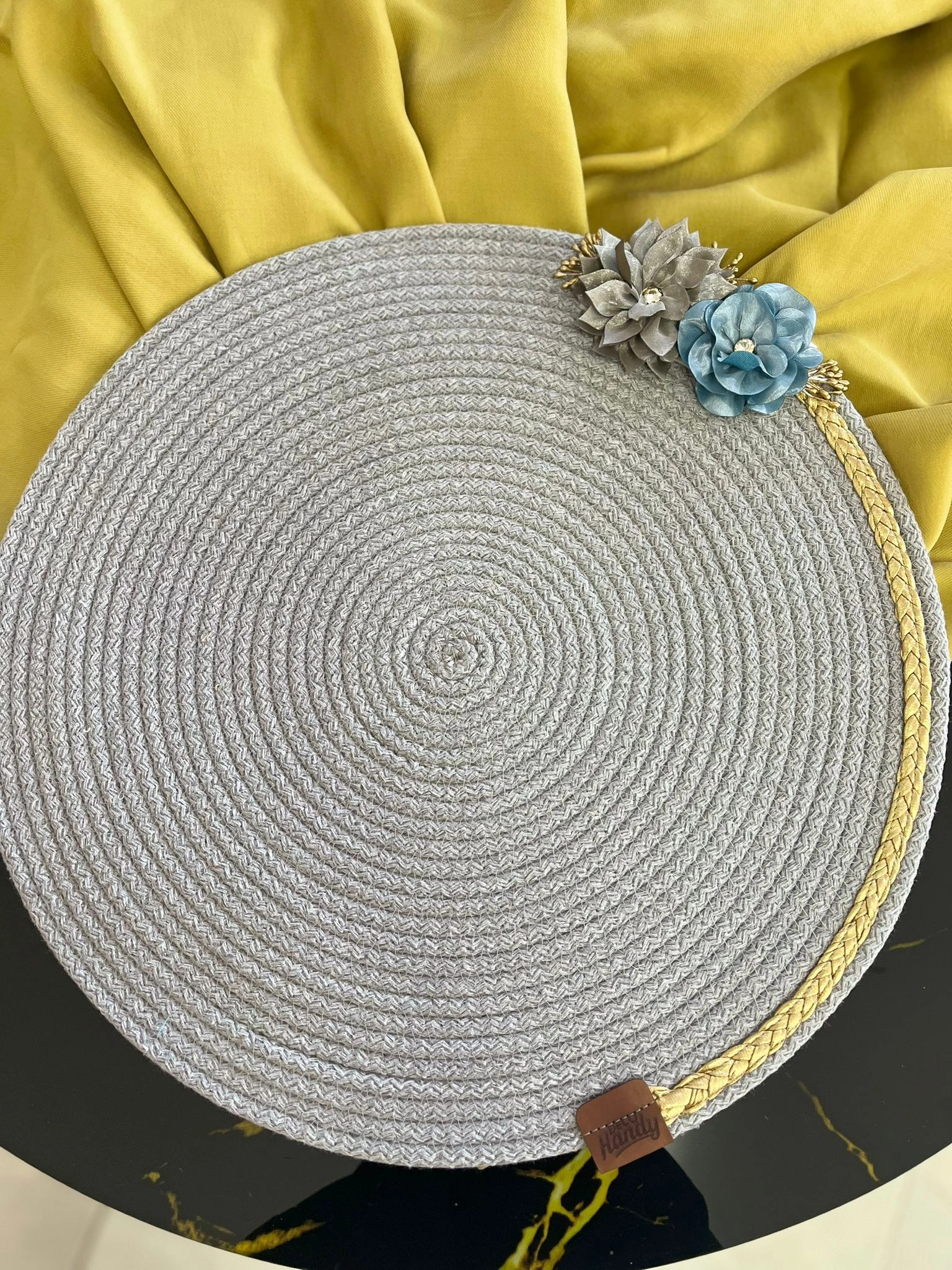 Decohandy 39cm Çiçekli Jüt Örme Supla Amerikan Servis ( Lisinya ) Decohandy 39cm Çiçekli Jüt Örme Supla Amerikan Servis ( Lisinya )