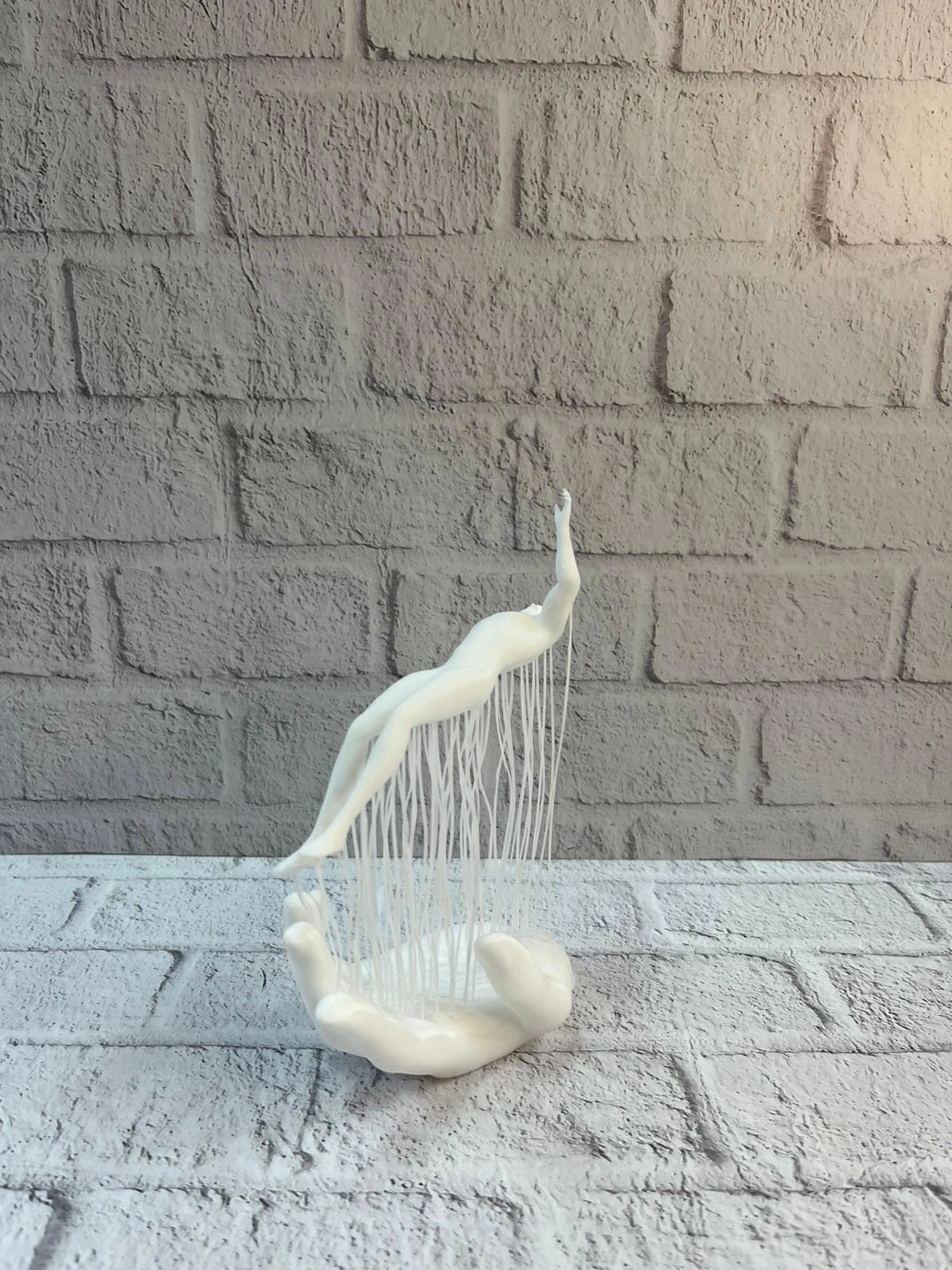 Dekoratif El Üzerinde İnsan Figürü Beyaz Minimal Sanatsal Biblo ( Lisinya )