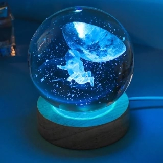 Dekoratif Uçan Astronot Tasarımlı Ahşap Altlıklı Işıklı Cam Küre Büyük Boy Cam:8cm Ahşap:2cm ( Lisinya )