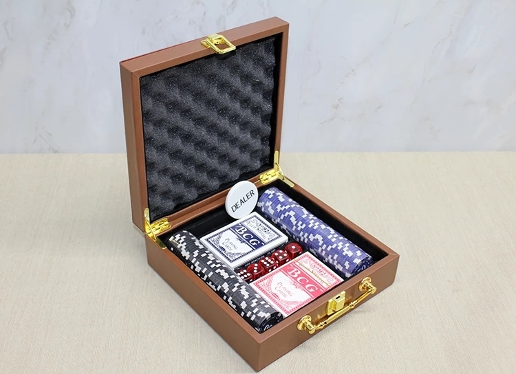 Deri Çantalı 100 Chip Ve 2 Adet İskambil Kağitına Sahip Poker Oyunu Alk4228 ( Lisinya ) Deri Çantalı 100 Chip Ve 2 Adet İskambil Kağitına Sahip Poker Oyunu Alk4228 ( Lisinya )