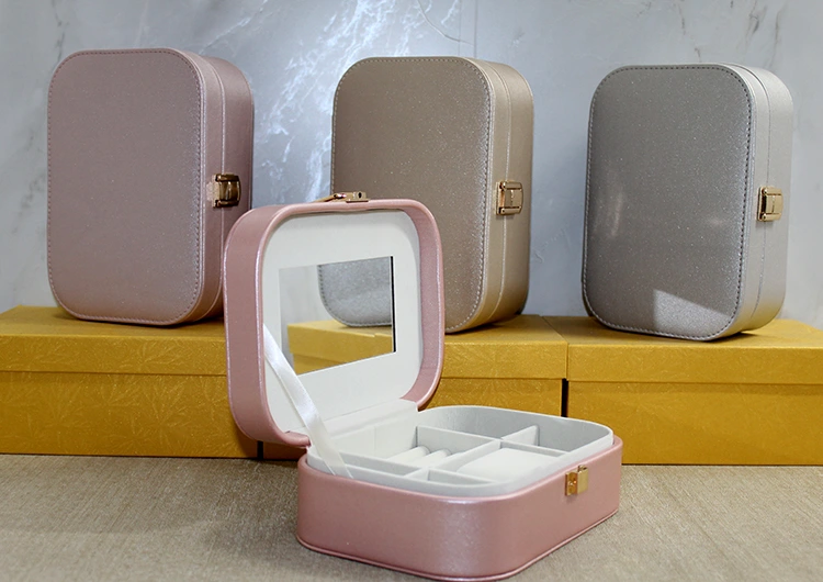 Deri Kaplamalı Makyaj Ve Takı Kutusu ( Lisinya ) Deri Kaplamalı Makyaj Ve Takı Kutusu ( Lisinya )