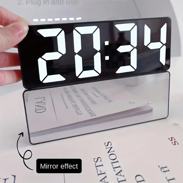 Dijital Sese Duyarlı Alarmlı Masa Saati ( Lisinya ) Dijital Sese Duyarlı Alarmlı Masa Saati ( Lisinya )