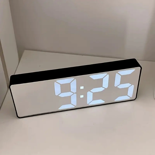 Dijital Sese Duyarlı Alarmlı Masa Saati ( Lisinya ) Dijital Sese Duyarlı Alarmlı Masa Saati ( Lisinya )