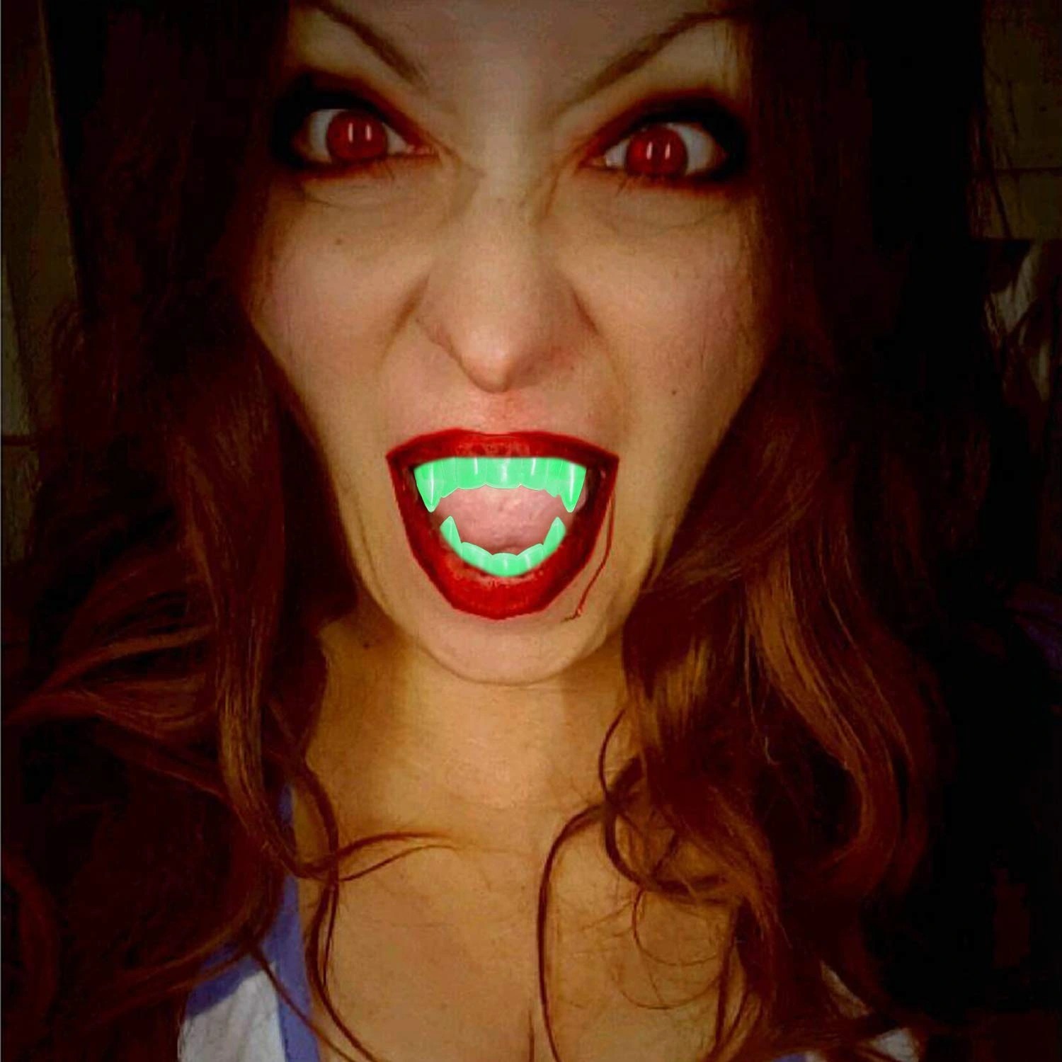 Fosforlu Çift Damak Takma Vampir Dişi ( Lisinya ) Fosforlu Çift Damak Takma Vampir Dişi ( Lisinya )