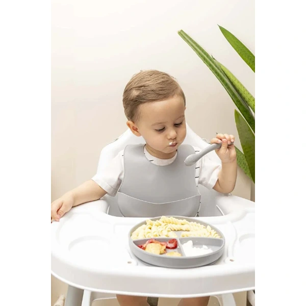 Gri 3’lü Silikon Yemek Seti – Önlük + Diş Kaşıyıcılı Kaşık + Vakumlu Tabak ( Lisinya ) Gri 3’lü Silikon Yemek Seti – Önlük + Diş Kaşıyıcılı Kaşık + Vakumlu Tabak ( Lisinya )