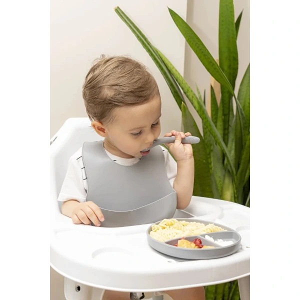 Gri 3’lü Silikon Yemek Seti – Önlük + Diş Kaşıyıcılı Kaşık + Vakumlu Tabak ( Lisinya ) Gri 3’lü Silikon Yemek Seti – Önlük + Diş Kaşıyıcılı Kaşık + Vakumlu Tabak ( Lisinya )