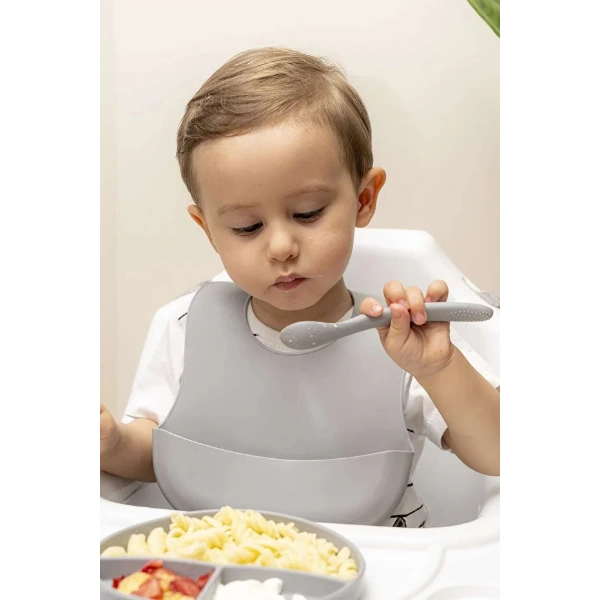 Gri 3’lü Silikon Yemek Seti – Önlük + Diş Kaşıyıcılı Kaşık + Vakumlu Tabak ( Lisinya ) Gri 3’lü Silikon Yemek Seti – Önlük + Diş Kaşıyıcılı Kaşık + Vakumlu Tabak ( Lisinya )