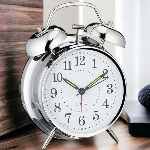 Gümüş Renk Metal Çalar Masa Saati ( Lisinya )