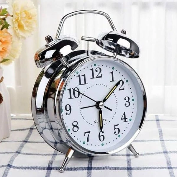 Gümüş Renk Metal Çalar Masa Saati ( Lisinya )