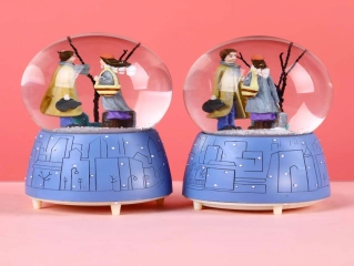 Işıklı Müzıklı Kar Küresı Orta Boy ( Lisinya ) Işıklı Müzıklı Kar Küresı Orta Boy ( Lisinya )